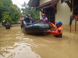 Permukiman Warga di Balikpapan Terendam Banjir 2 Meter, Anak-Lansia Dievakuasi