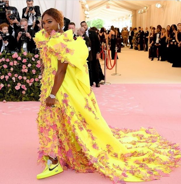 Serena Williams/Foto : instagram.com/serenawilliams Serena Williams tampil memukau di acara Met Gala 2019, mengenakan gaun panjang berwarna kuning dan sepatu olahraga