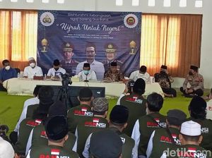 Kala Para Eks Napi Terorisme Ngaji Bareng Gus Baha di Rembang Kala Para Eks Napi Terorisme Ngaji Bareng Gus Baha di Rembang