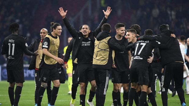 Soccer Football - Champions League - Round of 16 Second Leg - Ajax Amsterdam v Benfica - Johan Cruijff Arena, Amsterdam, Netherlands - March 15, 2022 Benfica players celebrate after the match REUTERS/Piroschka Van De Wouw
