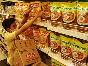 Ibu-ibu, Harga Minyak Goreng di Minimarket Bandung Turun Nih! Ibu-ibu, Harga Minyak Goreng di Minimarket Bandung Turun Nih!