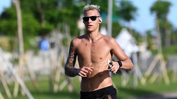 Telanjang Dada, Quartararo Olahraga di Kawasan Mandalika