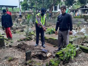 Seorang Suami di Kediri Meninggal Terbentur Nisan Makam Istrinya Seorang Suami di Kediri Meninggal Terbentur Nisan Makam Istrinya