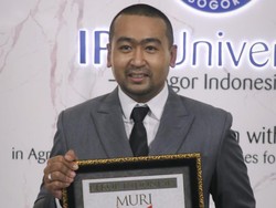 Punya 7 Gelar Akademik, Wakil Gubernur Sumbar Raih Penghargaan MURI
