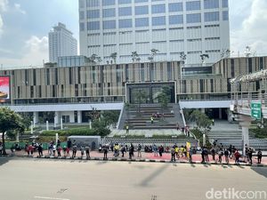 Antusiasme Warga Sambut Parade MotoGP di Jalan Thamrin