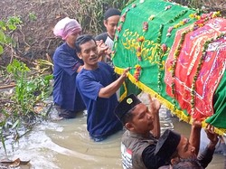 Imbas Jembatan di Serang Putus, Jenazah Ditandu Seberangi Sungai