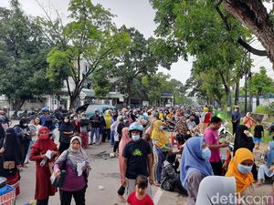 Antrean Minyak Goreng di Kendari, Warga Berdesakan Cekcok dengan Polisi