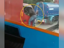 Aksi Pria Rampas Ponsel Sopir Truk Saat Jalanan Macet di Jakut
