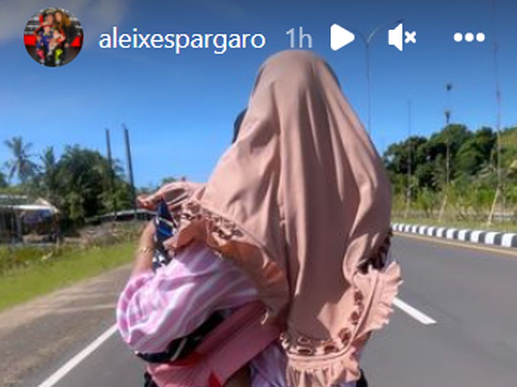 Lagi, Aleix Espargaro Soroti Bonceng Tiga Nggak Pakai Helm-Bawa Bayi