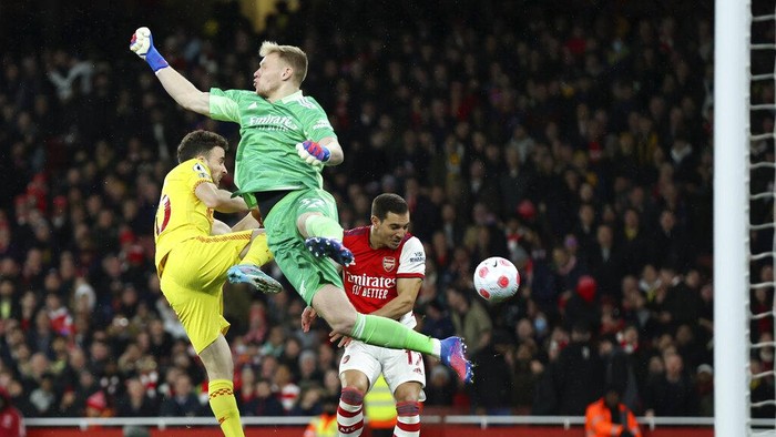 Liverpools Roberto Firmino, right, embraces teammate Andrew Robertson following the English Premier League soccer match between Arsenal and Liverpool at Emirates Stadium in London, Wednesday, March 16, 2022. (AP Photo/Ian Walton)