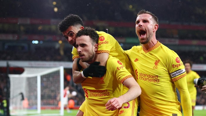 Soccer Football - Premier League - Arsenal v Liverpool - Emirates Stadium, London, Britain - March 16, 2022 Liverpools Diogo Jota celebrates scoring their first goal with Luis Diaz and Jordan Henderson REUTERS/David Klein EDITORIAL USE ONLY. No use with unauthorized audio, video, data, fixture lists, club/league logos or live services. Online in-match use limited to 75 images, no video emulation. No use in betting, games or single club /league/player publications.  Please contact your account representative for further details.