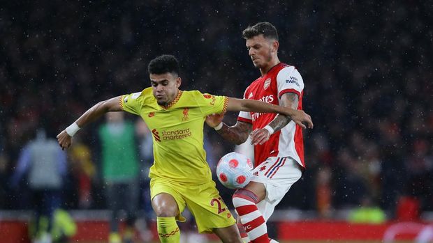 Soccer Football - Premier League - Arsenal v Liverpool - Emirates Stadium, London, Britain - March 16, 2022 Liverpool's Luis Diaz in action with Arsenal's Ben White REUTERS/David Klein EDITORIAL USE ONLY. No use with unauthorized audio, video, data, fixture lists, club/league logos or 'live' services. Online in-match use limited to 75 images, no video emulation. No use in betting, games or single club /league/player publications.  Please contact your account representative for further details.