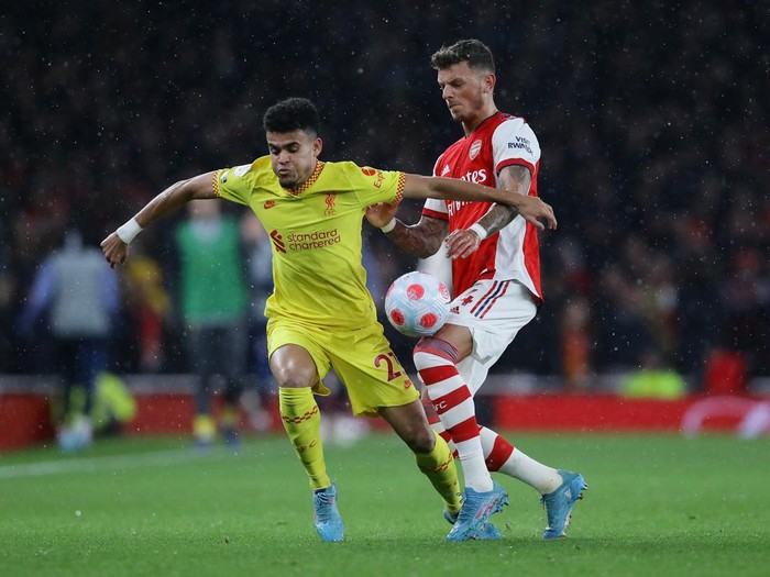 Soccer Football - Premier League - Arsenal v Liverpool - Emirates Stadium, London, Britain - March 16, 2022 Liverpools Luis Diaz in action with Arsenals Ben White REUTERS/David Klein EDITORIAL USE ONLY. No use with unauthorized audio, video, data, fixture lists, club/league logos or live services. Online in-match use limited to 75 images, no video emulation. No use in betting, games or single club /league/player publications.  Please contact your account representative for further details.