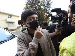 Atta Halilintar Datangi Bareskrim Bawa Tas Dior Hadiah Doni Salmanan