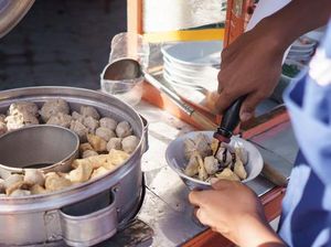 Gurihnya Maknyus! 5 Bakso Gerobakan Ini Harganya Cuma Rp 10 Ribuan