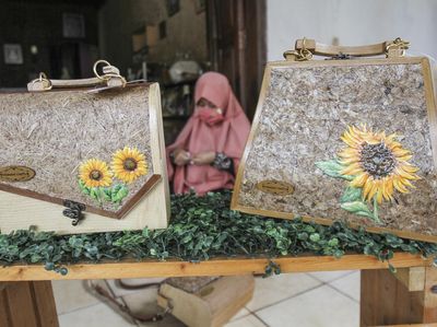 Cuan Lagi, Perajin Ini Olah Limbah Triplek Jadi Tas Tangan