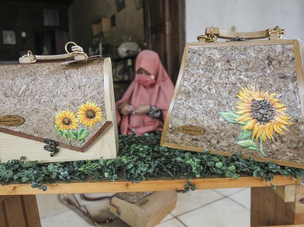 Cuan Lagi, Perajin Ini Olah Limbah Triplek Jadi Tas Tangan