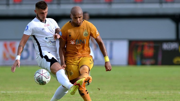 Pesepak bola Persipura Jayapura Yevhen Bokhashvili (kiri) berebut bola dengan pesepak bola Bhayangkara FC Anderson Salles (kanan) saat pertandingan Liga 1 di Stadion Kapten I Wayan Dipta, Gianyar, Bali, Rabu (16/3/2022). Persipura Jayapura mengalahkan Bhayangkara FC dengan skor 2-1. ANTARA FOTO/Fikri Yusuf/wsj.