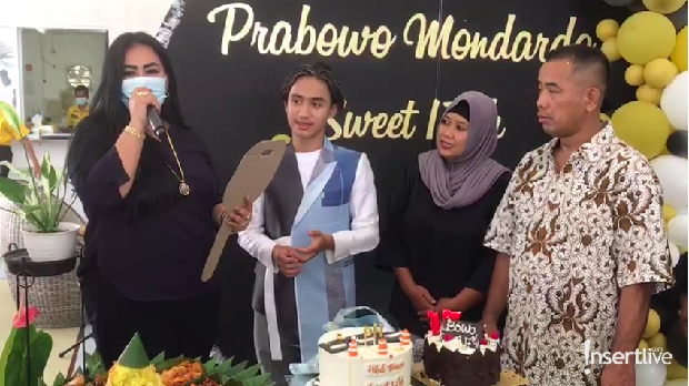 Bowo mendapat mobil di ultah ke-17