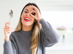 Cara Menghilangkan Kantung Mata dengan Sendok, Gampang Banget!