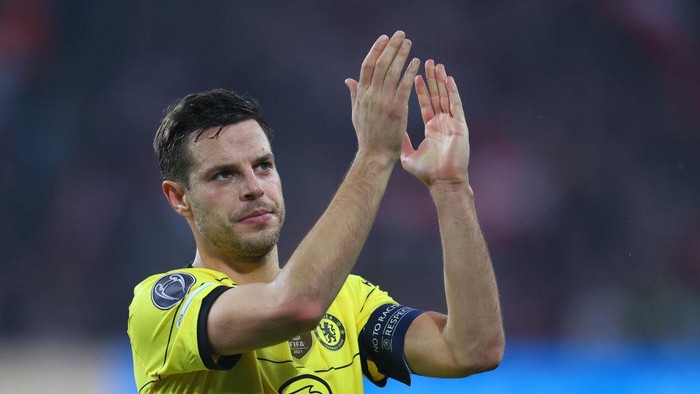 LILLE, FRANCE - MARCH 16: Cesar Azpilicueta of Chelsea interacts with the crowd following the UEFA Champions League Round Of Sixteen Leg Two match between Lille OSC and Chelsea FC at Stade Pierre-Mauroy on March 16, 2022 in Lille, France. (Photo by Catherine Ivill/Getty Images)