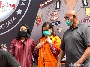 Penampakan Chantal Dewi Berbaju Tahanan Usai Ditangkap Kasus Sabu Penampakan Chantal Dewi Berbaju Tahanan Usai Ditangkap Kasus Sabu