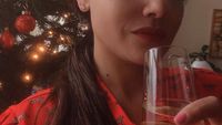 10 Momen Chantal Dewi Saat Asyik Seruput Kopi dan Wine