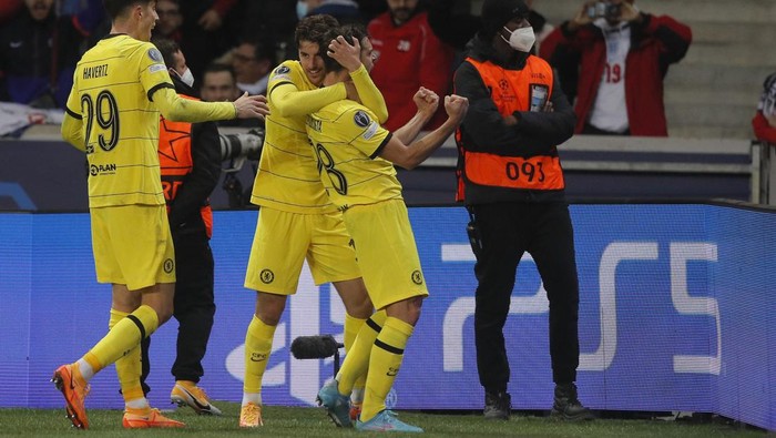 Chelseas Cesar Azpilicueta, right, celebrates after scoring his sides second goal during the Champions League, second leg, round of 16, soccer match between Lille and Chelsea at the Stade Pierre Mauroy stadium in Villeneuve dAscq, northern France, Wednesday, March 16, 2022. (AP Photo/Michel Spingler)