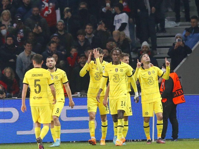 Lille's Burak Yilmaz scores a penalty, the opening goal of his team during the Champions League, second leg, round of 16, soccer match between Lille and Chelsea at the Stade Pierre Mauroy stadium in Villeneuve d'Ascq, northern France, Wednesday, March 16, 2022. (AP Photo/Michel Spingler)