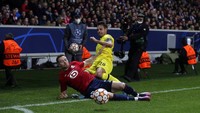 Cesar Azpilicueta dari Chelsea, latar belakang, dan Gabriel Gudmundsson dari Lille berebut bola.