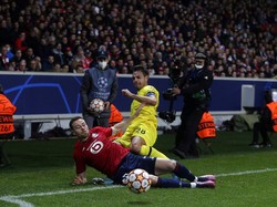 Cesar Azpilicueta dari Chelsea, latar belakang, dan Gabriel Gudmundsson dari Lille berebut bola.