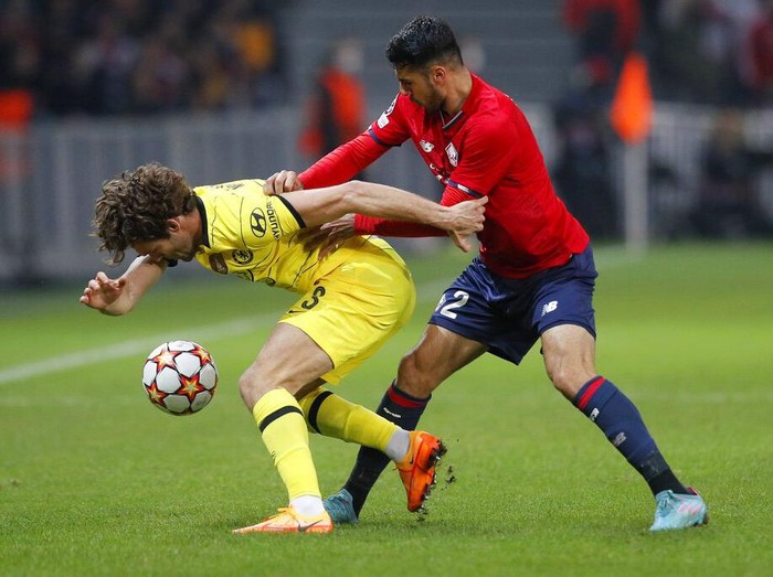 Lille's Burak Yilmaz scores a penalty, the opening goal of his team during the Champions League, second leg, round of 16, soccer match between Lille and Chelsea at the Stade Pierre Mauroy stadium in Villeneuve d'Ascq, northern France, Wednesday, March 16, 2022. (AP Photo/Michel Spingler)