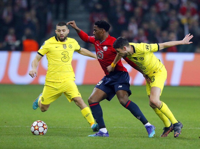 Lille's Burak Yilmaz scores a penalty, the opening goal of his team during the Champions League, second leg, round of 16, soccer match between Lille and Chelsea at the Stade Pierre Mauroy stadium in Villeneuve d'Ascq, northern France, Wednesday, March 16, 2022. (AP Photo/Michel Spingler)