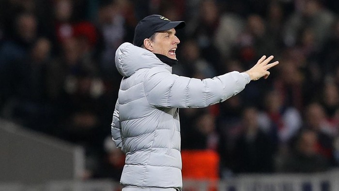 Chelseas head coach Thomas Tuchel instructs his players during the Champions League, second leg, round of 16, soccer match between Lille and Chelsea at the Stade Pierre Mauroy stadium in Villeneuve dAscq, northern France, Wednesday, March 16, 2022. (AP Photo/Michel Spingler)