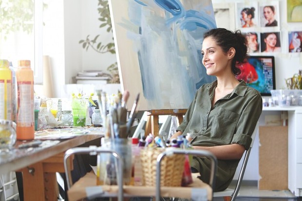 Melakukan aktivitas menyenangkan dapat meningkatkan suasana hati sehingga tidak mudah gelisah.