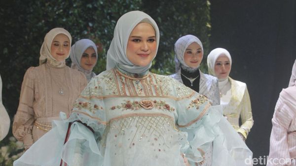 5 Aksi Cut Meyriska Jadi Model Fashion Show dengan Perut Hamil Besar