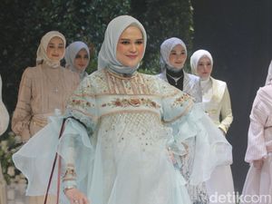 5 Aksi Cut Meyriska Jadi Model Fashion Show dengan Perut Hamil Besar 5 Aksi Cut Meyriska Jadi Model Fashion Show dengan Perut Hamil Besar