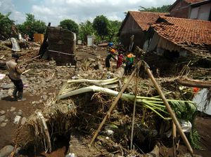 Diterjang Banjir Bandang, Rumah Warga di Brebes Ambruk