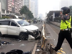Mobil Tabrak Pembatas Busway Dekat Bundaran HI, Lalin Macet