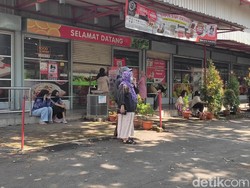 Emak-emak Bandung Rela Antre Sejak Pagi Demi Migor 2L Rp 45 Ribu