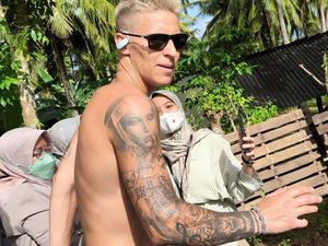 Quartararo Keluyuran Telanjang Dada di Mandalika, Sabar Banget Ditodong Selfie Fans