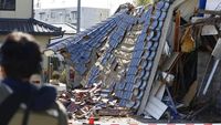 Gempa M 7,3 Guncang Jepang, Rumah Ambruk-Jalan Retak