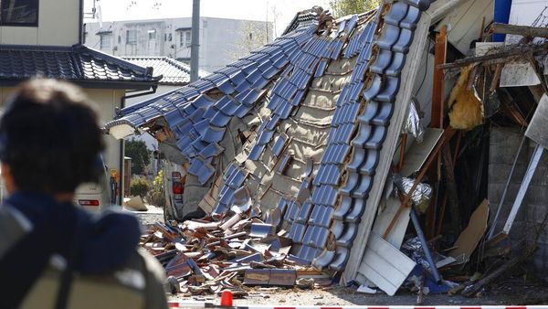 Gempa M 7,3 Guncang Jepang, Rumah Ambruk-Jalan Retak