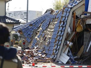 Gempa M 7,3 Guncang Jepang, Rumah Ambruk-Jalan Retak