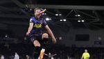 Foto Selebrasi Tendang Botol Coca Cola ala Harry Kane