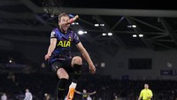 Mungkin niat selebrasi dan naluri mencetak gol Kane muncul sehingga ia pun langsung menyongsong botol tersebut. Foto: AP/Matt Dunham