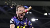 Foto Selebrasi Tendang Botol Coca Cola ala Harry Kane