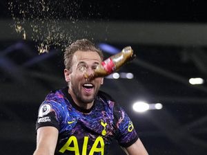 Foto Selebrasi Tendang Botol Coca Cola ala Harry Kane