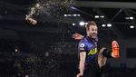 Foto Selebrasi Tendang Botol Coca Cola ala Harry Kane