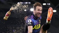 Tapi buat Kane, yang di laga ini melewati rekor Wayne Rooney sebagai pemain tersubur dalam laga tandang Premier League, selebrasinya ini tetap seru. Foto: AP/Matt Dunham
